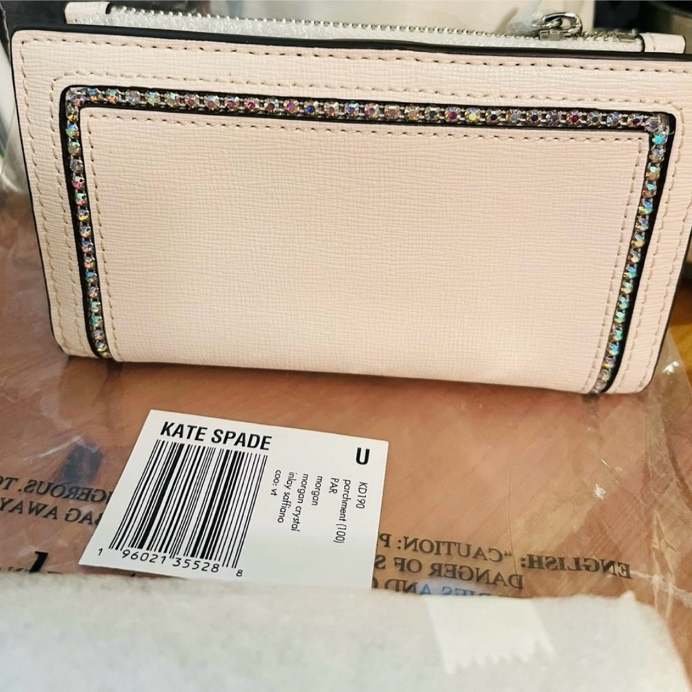NWT Kate Spade White Wallet with Silver accents. Includes gift 🎁 box - Picture 4 of 8